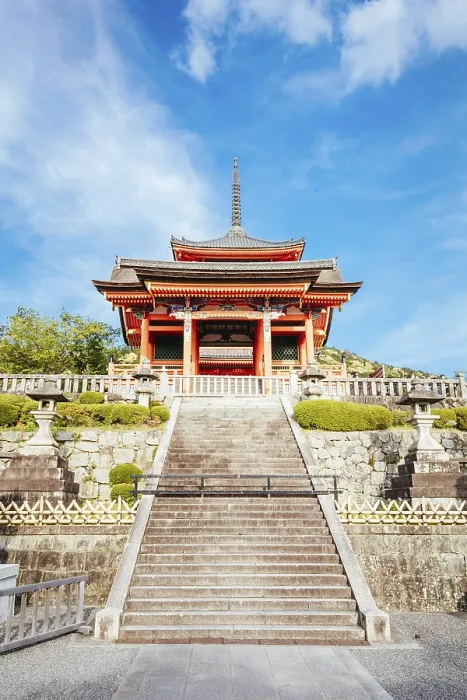 Framed Print : The iconic Kiyomizu-dera temple and mountain view on a sunny spring day in Kyoto