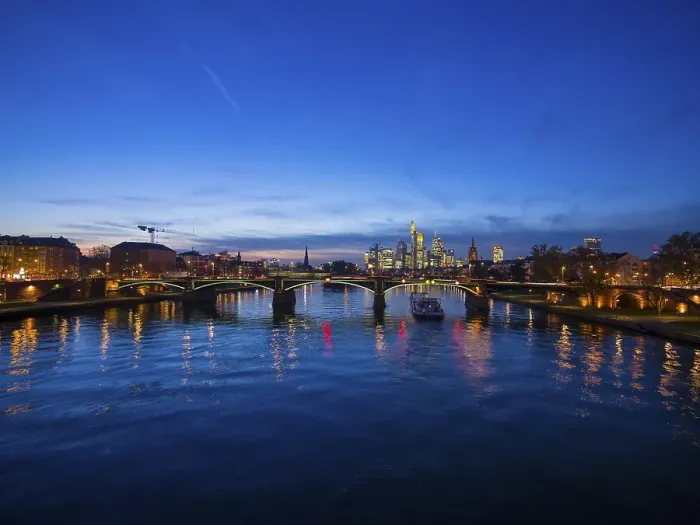 Framed Print : Ignatz-Bubis-Bruecke bridge, behind the skyline of Frankfurt