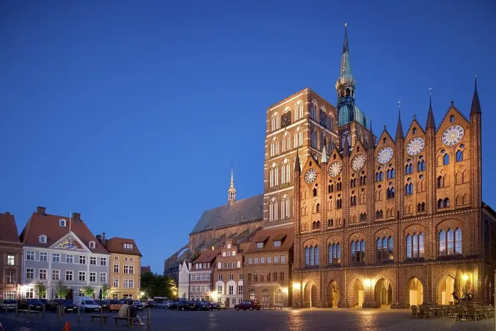 Framed Print : Illuminated Nikolaikirche Church and city hall