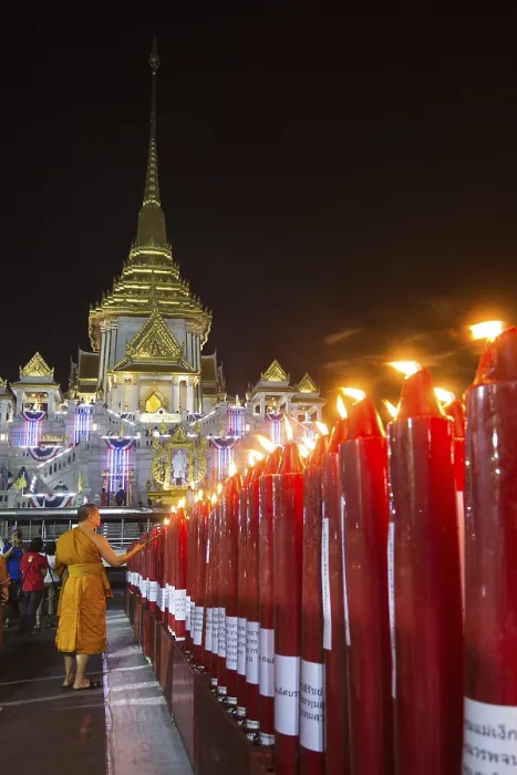Framed Print : Illuminated Phra Maha Mondop of the Wat Traimit temple