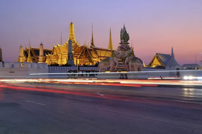 Framed Print : Illuminated royal palace Wat Phra Kaeo at dusk