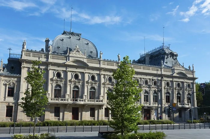 Framed Print : An imposing historic building with an ornate facade and baroque elements under a clear blue sky