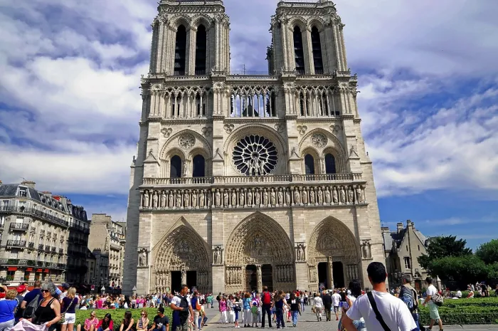 Framed Print : The imposing front of Notre-Dame Cathedral surrounded by numerous people admiring the historic building