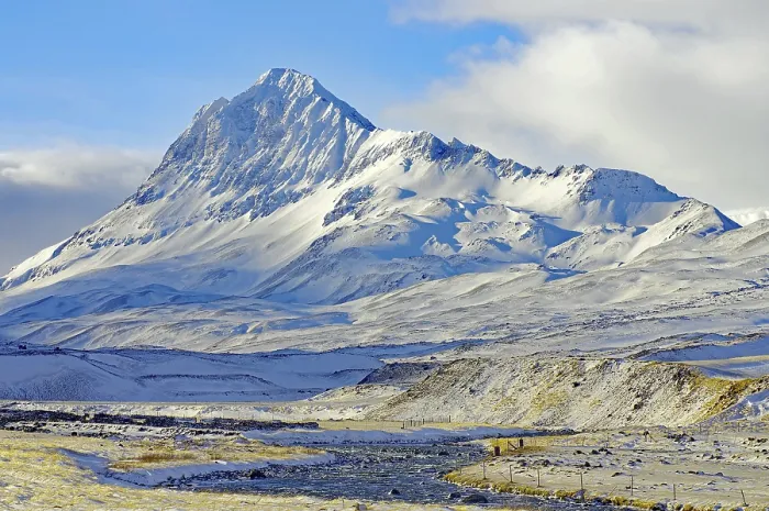 Framed Print : Imposing snow-covered mountain under a slightly cloudy blue sky Framed Print : Imposing snow-covered mountain under a slightly cloudy blue sky