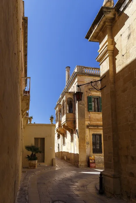 Framed Print : Impressions of the narrow medieval streets of Mdina
