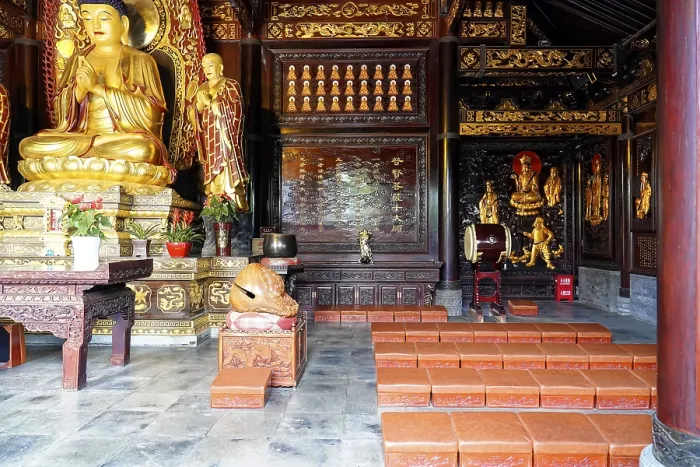 Framed Print : Impressive interior with Buddhist statues and red details Framed Print : Impressive interior with Buddhist statues and red details