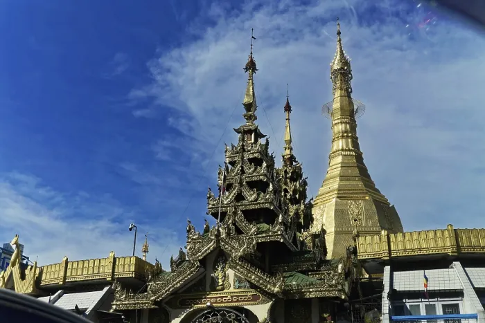 Framed Print : An impressive temple with a golden pagoda and detailed architecture under a blue sky