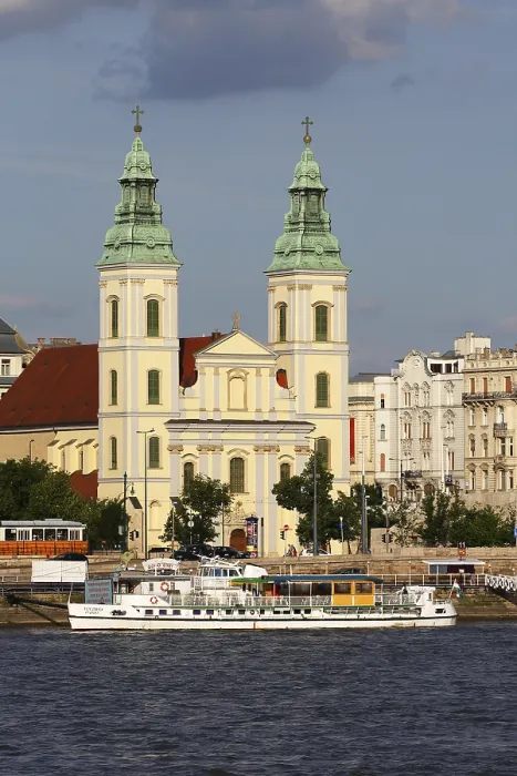 Framed Print : Inner-city parish church, Church of Our Lady at the Danube Framed Print : Inner-city parish church, Church of Our Lady at the Danube