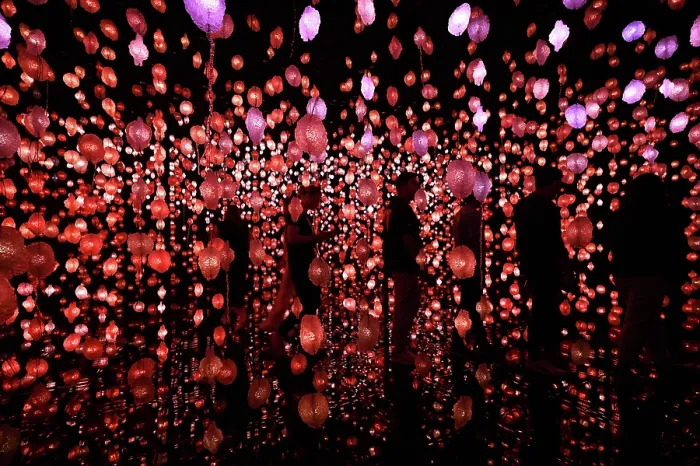 Framed Print : Installation der Schweizer Künstlerin Pipilotti Rist im National Museum of Qatar
