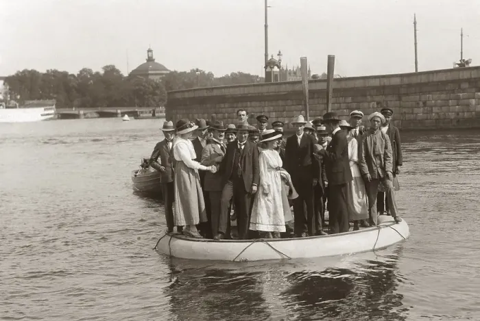 Framed Print : Invention of the 1910s. A lift raft designed to carry 30 people is being tried for the first time