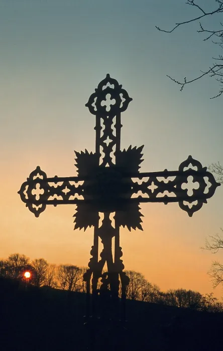 Framed Print : Iron grave cross, old cemetery in Weilburg, Hesse
