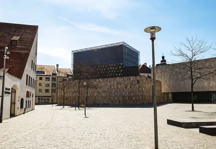 Framed Print : Jakobsplatz with Ohel-Jakob-Synagogue (centre)