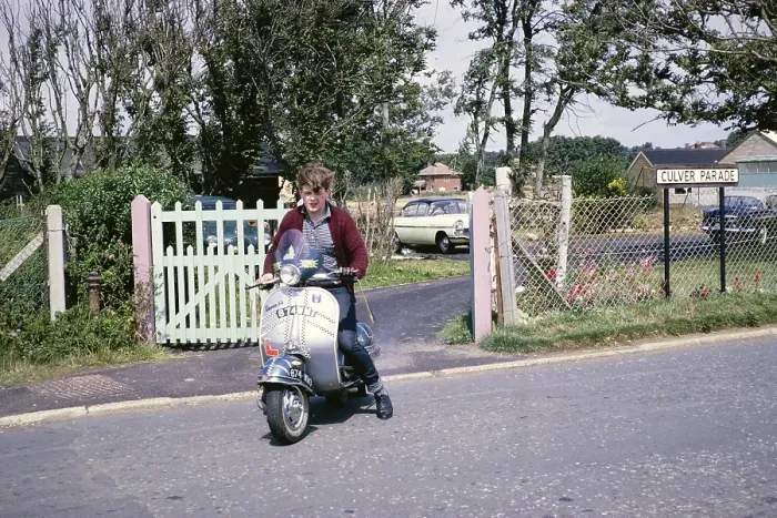 Framed Print : Jugendlicher auf Vespa GS Motorroller ohne Helm, Culver Parade, Sandown, Isle of Whight, England, UK 1962 Framed Print : Jugendlicher auf Vespa GS Motorroller ohne Helm, Culver Parade, Sandown, Isle of Whight, England, UK 1962