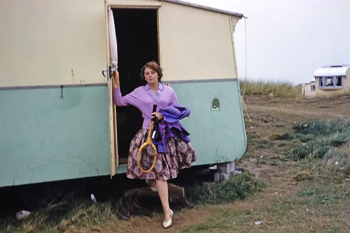 Framed Print : Junge Frau mit Tennisschlaeger, die aus einem Wohnwagen auf einem Wohnwagenplatz aussteigt, England, UK, 1961