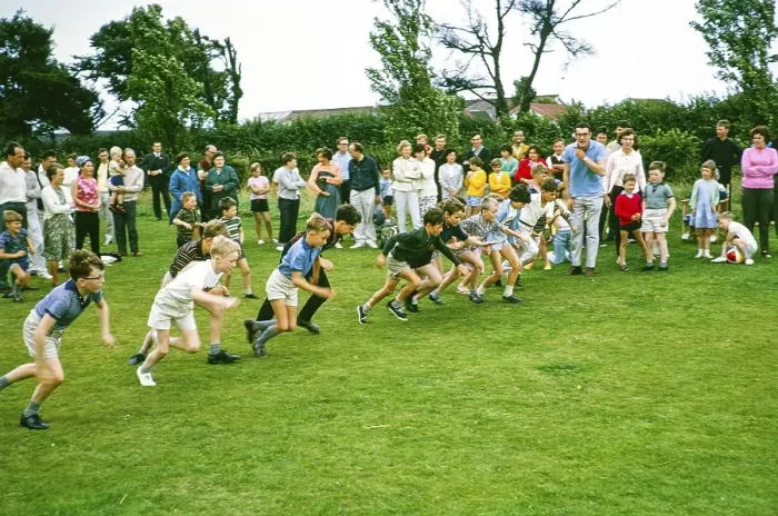 Framed Print : Jungen, die um die Wette rennen, Kinder, die sich in einem Sommerferienlager sportlich betaetigen, Corton, Suffolk, England, UK 1966