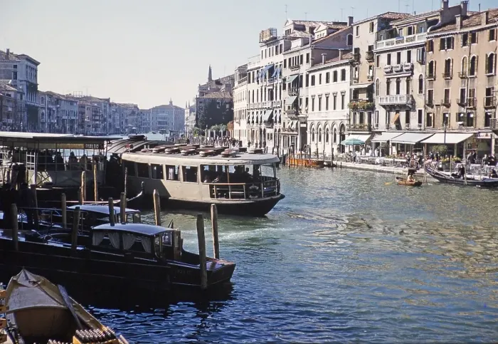 Framed Print : Kanalboote neben der Ponte Rialto, im Canal Grande, Venedig, Italien, 1959