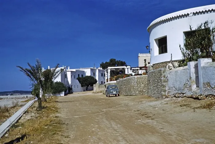Framed Print : Kleiner Austin A30, geparkt vor Ferienhaeusern, Insel Ibiza, Balearen, Spanien, 1950er Jahre