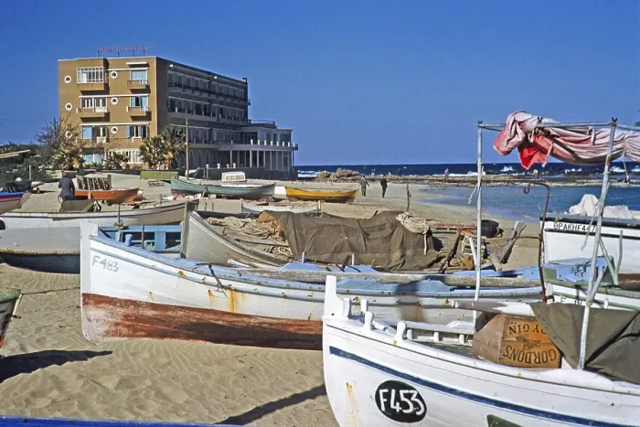 Framed Print : Konstantina oder Constantina Hotel bei Fischerbooten am Sandstrand, Famagusta, Nordzypern 1963 jetzt Arkin Palm Beach Hotel