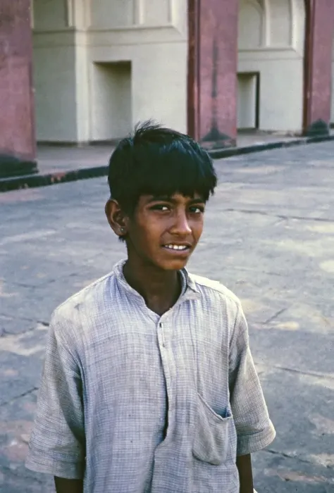 Framed Print : Kopf-Schulter-Portraet eines Jungen mit schmutzigem Hemd in Uttar Pradesh, Indien 1964 Framed Print : Kopf-Schulter-Portraet eines Jungen mit schmutzigem Hemd in Uttar Pradesh, Indien 1964