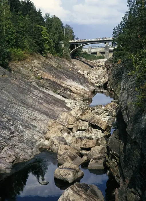 Framed Print : Kraftwerk Imatrankoski HEP, Stromschnellen von Imatra, Fluss Vuoksi, vor der Wasserabgabe trockener Flusskanal, Imatra, Finnland 1973
