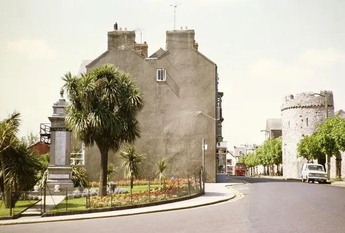 Framed Print : Kriegerdenkmal und mittelalterliche Stadtmauer, Tenby, Pembrokeshire, Wales, UK Mai 1970