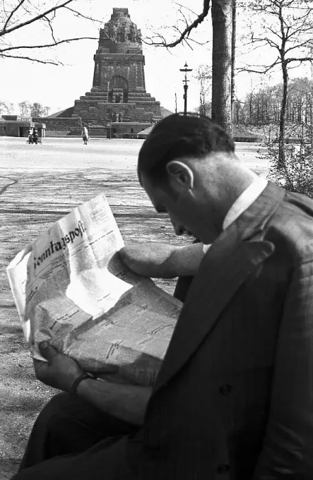 Framed Print : Kriegsinvalide reads the newspaper Sonntagspost