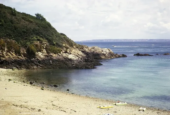 Framed Print : Kuestenlandschaft, Strand und Klippen in der Fermain Bay, Guernsey, Kanalinseln, Grossbritannien, Juni 1974, Europe