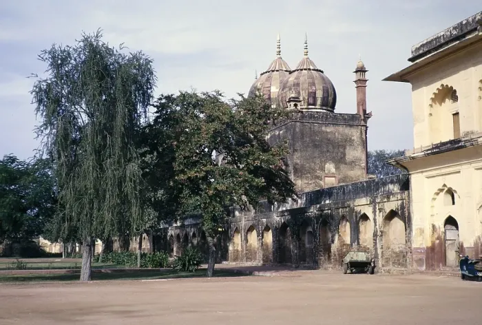 Framed Print : Kuppeln der Moschee im Safdarjung-Grabkomplex, Mughal-Architektur, Safdarjung ka Maqbara, Neu-Delhi, Indien im Jahr 1964 Framed Print : Kuppeln der Moschee im Safdarjung-Grabkomplex, Mughal-Architektur, Safdarjung ka Maqbara, Neu-Delhi, Indien im Jahr 1964