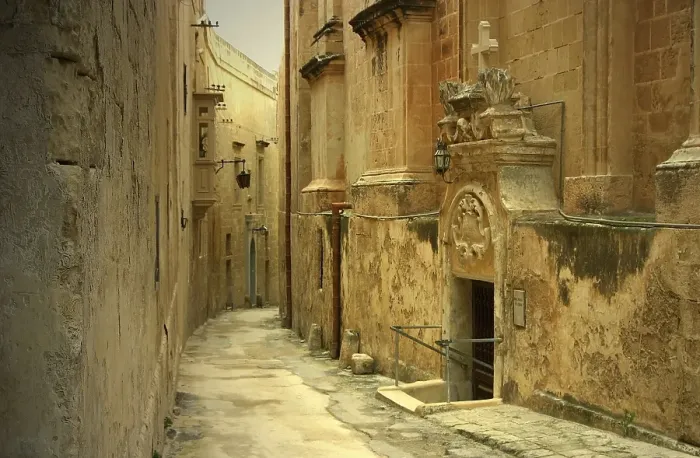 Framed Print : Lane in the old part of Mdina
