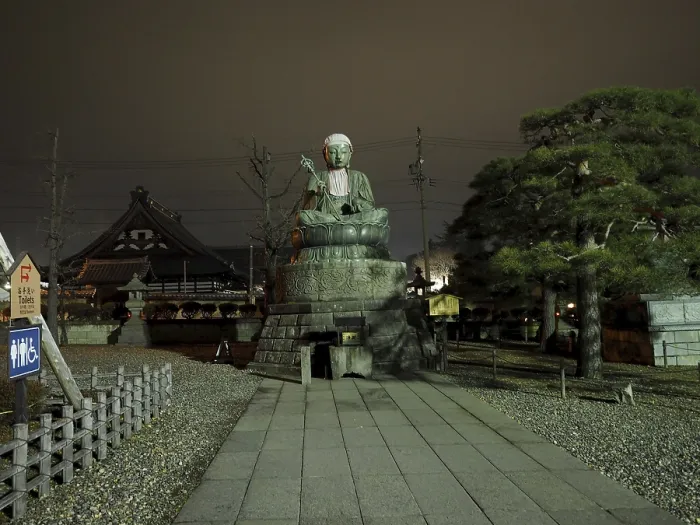 Framed Print : Large Buddha statue in front of a temple