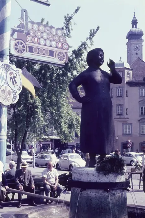 Framed Print : Liesl Karlstadt sculpture at the Viktualienmarkt