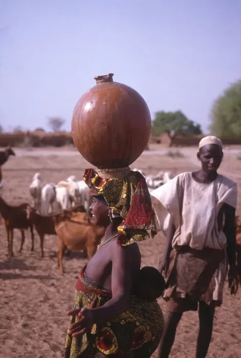 Framed Print : Life in the Sahel region of northern Nigeria, west Africa, early 1980s - woman carrying water