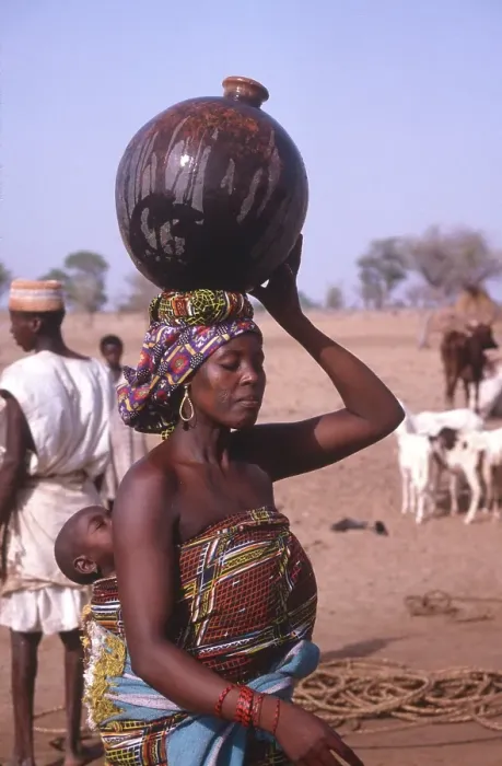 Framed Print : Life in the Sahel region of northern Nigeria, west Africa, early 1980s - woman carrying water Framed Print : Life in the Sahel region of northern Nigeria, west Africa, early 1980s - woman carrying water