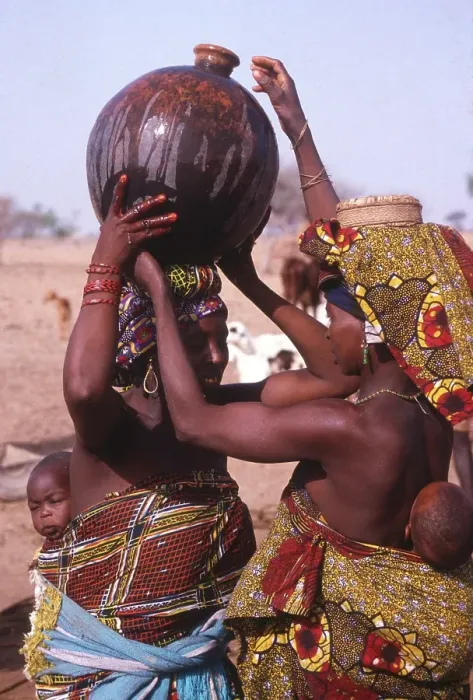 Framed Print : Life in the Sahel region of northern Nigeria, west Africa, early 1980s - women carrying water Framed Print : Life in the Sahel region of northern Nigeria, west Africa, early 1980s - women carrying water