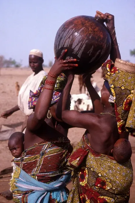 Framed Print : Life in the Sahel region of northern Nigeria, west Africa, early 1980s - women carrying water