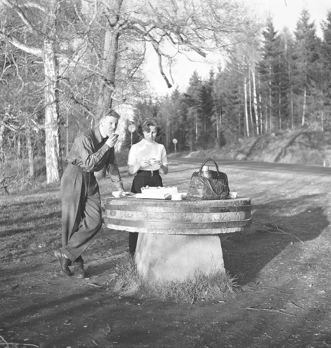 Framed Print : Lifestyle in the 1950s. A young couple has stopped to have a coffee and a sandwich by the roadside. An old millstone makes a good table for the picnic. Photo Kristoffersson Ref BF76-4. Sweden 1952