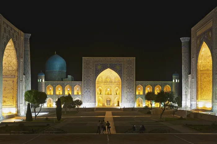 Framed Print : Links Ulugbek Madrasah, middle Tilya-Kori Madrasah
