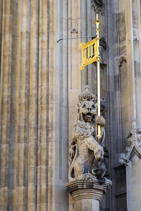 Framed Print : Lion of England at the Houses of Parliament