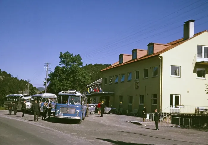 Framed Print : Lokale Eindeckerbusse nach Kvanndal und Norheimsund, vor einem Cafe, Norwegen 1970 Framed Print : Lokale Eindeckerbusse nach Kvanndal und Norheimsund, vor einem Cafe, Norwegen 1970