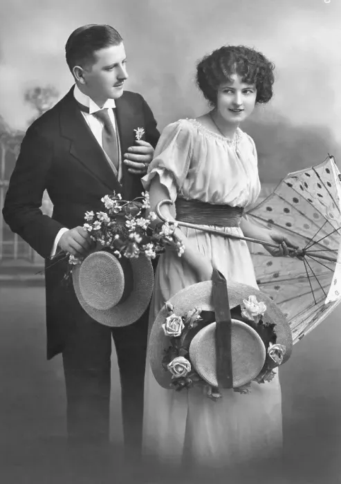 Framed Print : Lovers flirting, 1920s, Germany, Europe Framed Print : Lovers flirting, 1920s, Germany, Europe