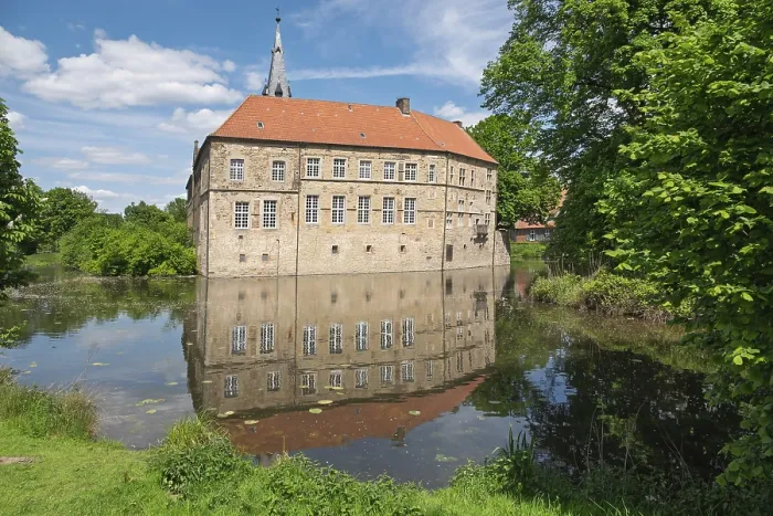 Framed Print : Ludinghausen Castle, moated castle