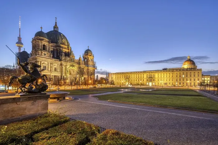 Framed Print : The Lustgarten in Berlin in front of sunrise with the TV Tower Framed Print : The Lustgarten in Berlin in front of sunrise with the TV Tower