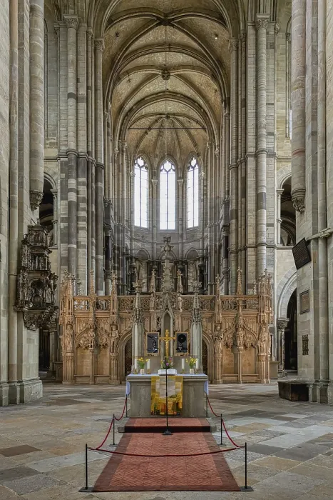 Framed Print : Magdeburg cathedral, Altar and stone rood screen Framed Print : Magdeburg cathedral, Altar and stone rood screen