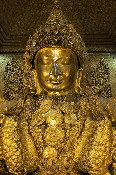 Framed Print : Mahamuni Buddha statue, Mahamuni Pagoda Framed Print : Mahamuni Buddha statue, Mahamuni Pagoda