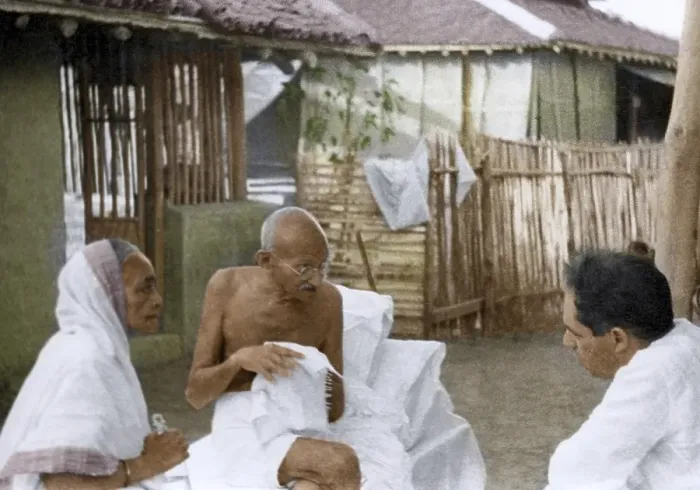 Framed Print : Mahatma Gandhi and American journalist Louis Fischer, Wardha, Maharashtra, India, Asia, June 1942, Asia