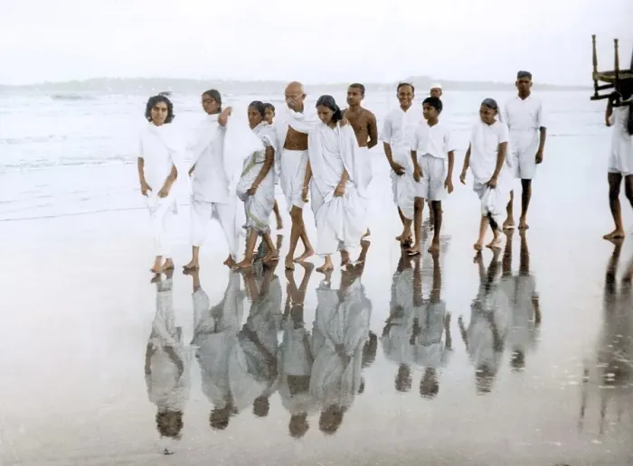 Framed Print : Mahatma Gandhi with associates on Juhu Beach, Mumbai, Maharashtra, India, Asia, May 1944, Asia Framed Print : Mahatma Gandhi with associates on Juhu Beach, Mumbai, Maharashtra, India, Asia, May 1944, Asia
