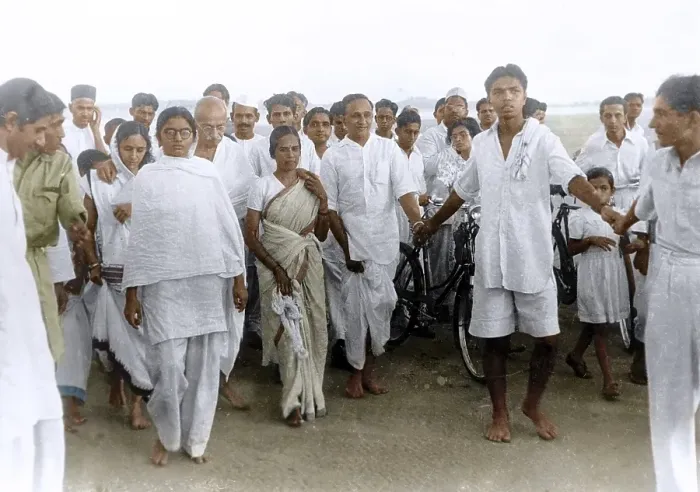 Framed Print : Mahatma Gandhi with associates on Juhu Beach, Mumbai, Maharashtra, India, Asia, May 1944, Asia