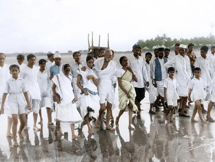 Framed Print : Mahatma Gandhi with associates on Juhu Beach, Mumbai, Maharashtra, India, Asia, May 1944, Asia