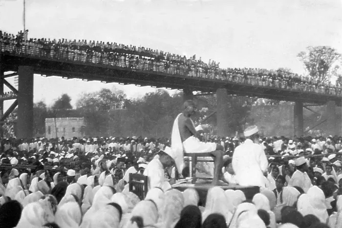 Framed Print : Mahatma Gandhi delivering a speech to the crowd in the dry river bed of Sabarmati river, Ahmedabad, Gujarat, India, Asia, March 11, 1931, Asia