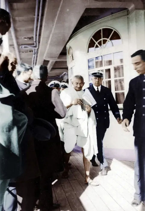 Framed Print : Mahatma Gandhi during his departure on shipss Pilsna from Brindisi, Italy, December 14, 1931, Europe